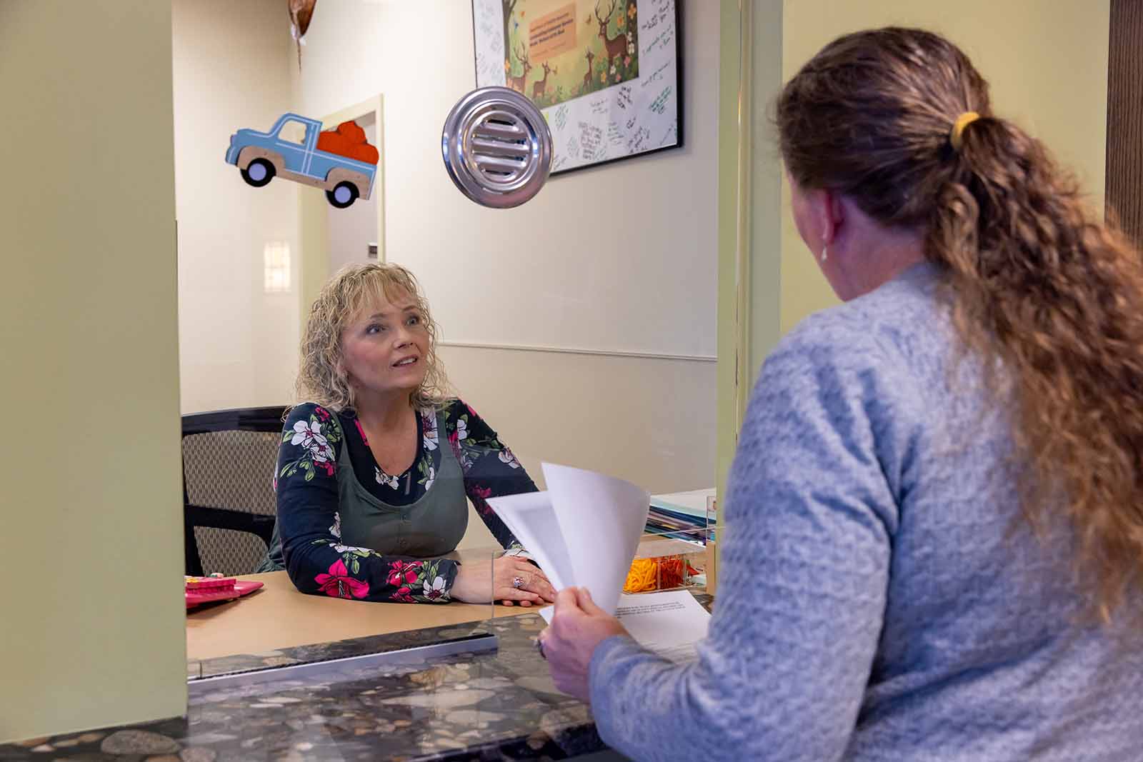 ደንበኞችን ማገልገል