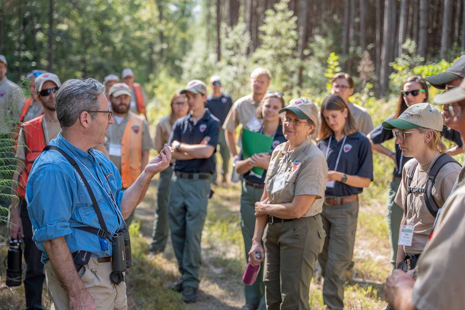 ከደን ተወላጆች ጋር እውቀትን መጋራት