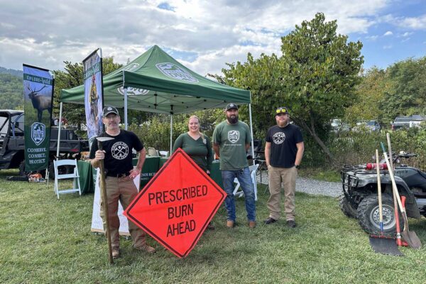 የDWR ሰራተኞች የመረጃ ድንኳንን እየሰሩ ነው