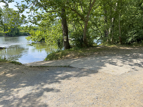 ወፎችን ለመፈለግ ወይም አሳ ለማጥመድ በBealers Ferry Boat Launch ላይ ወንዙን ይድረሱ። የፎቶ ክሬዲት: ሊዛ ሜሴ
