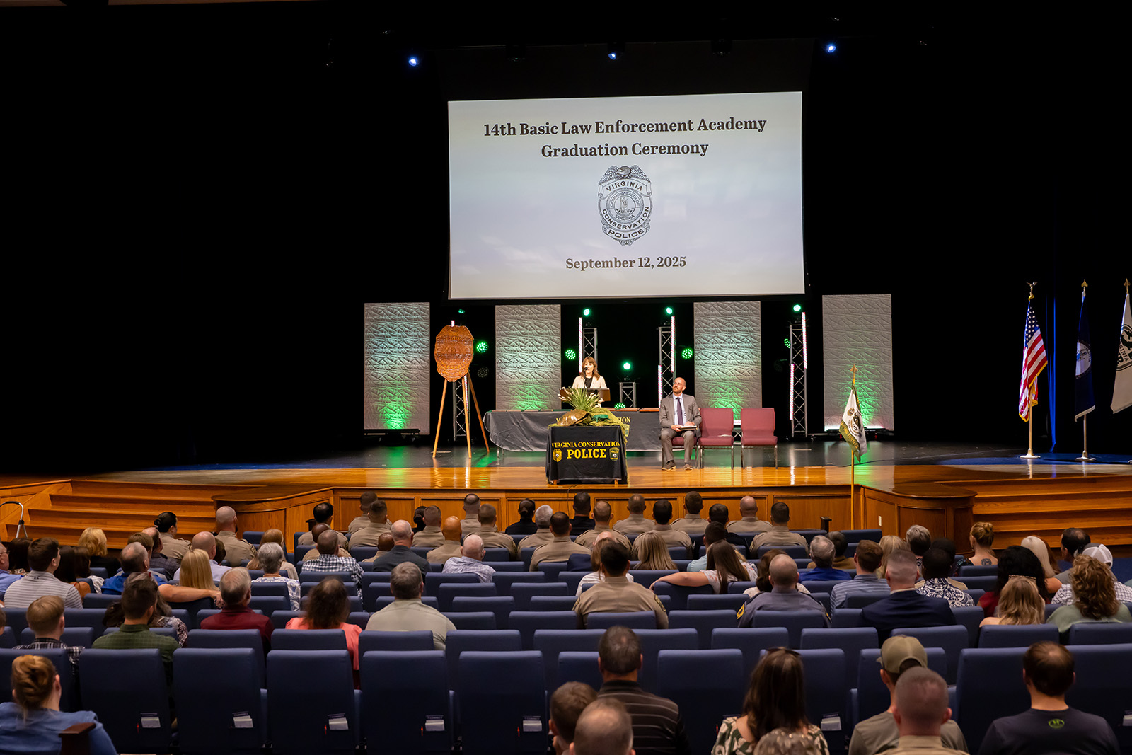 በሴፕቴምበር 12 ፣ 2025 ላይ የ 14ኛው መሰረታዊ የህግ ማስከበር አካዳሚ የሙሉ ክፍል እና የመድረክ እይታ።