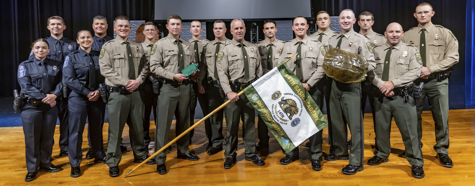 ከ 17 ምልምሎች ጋር የህግ አስከባሪ ፎቶ።