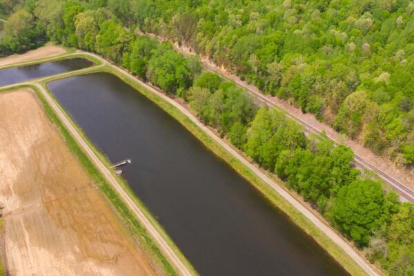 የአሳ ማጥመጃ መሮጫ መንገዶችን ከአየር ላይ የሚያሳይ እይታ።